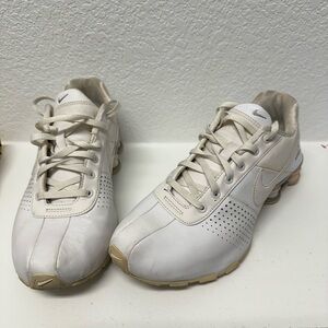 Nike Shox’s white 7Y fits women 8.5
